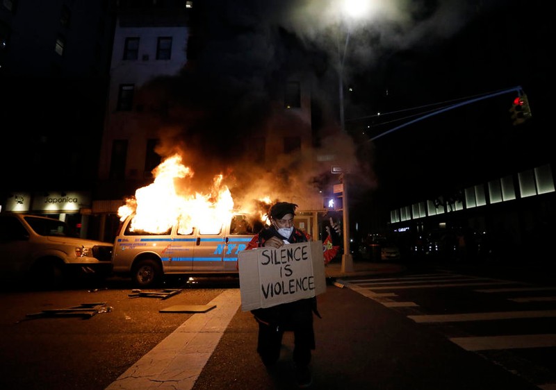 O mașină a poliției incendiată în New York