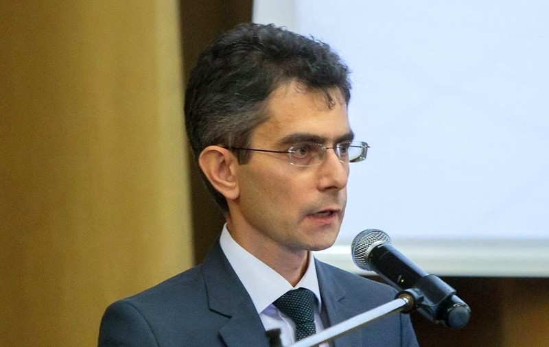 Subprefectul PNL de Iași a demisionat, după ce a apărut o fotografie cu el în pat alături de o tânără angajată în mai multe instituţii