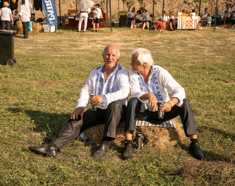O mireasă și două nunți. Cum a petrecut poporul în vale, iar ceilalți invitați, în deal, la căsătoria „domnului AUR”, George Simion