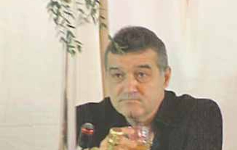 Apropiaţii îi cer lui Gigi Becali să facă pace cu fanii