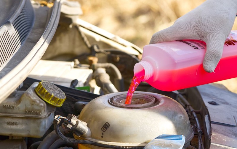 Trucul simplu și ieftin folosit de unii mecanici auto care îi pot feri pe șoferi de pagube de mii de lei la motor