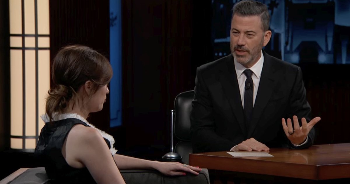 Jimmy Kimmel, stând la birou și dând din mâna stângă, vorbește în timpul unei emisiuni televizate, iunie 2025