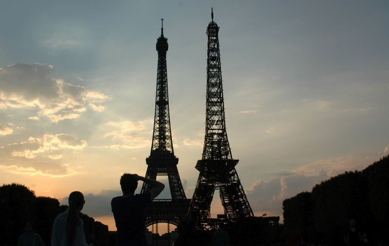 Nu vedeţi dublu! Turnul Eiffel are un frate geamăn | FOTO 