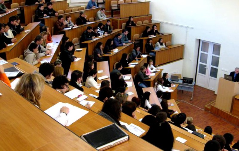 De ce nu se răzvrătesc studenții când trec prin abuzuri în sistemul educațional? „Au crescut cu sentimentul că nu merită să-și ceară drepturile”