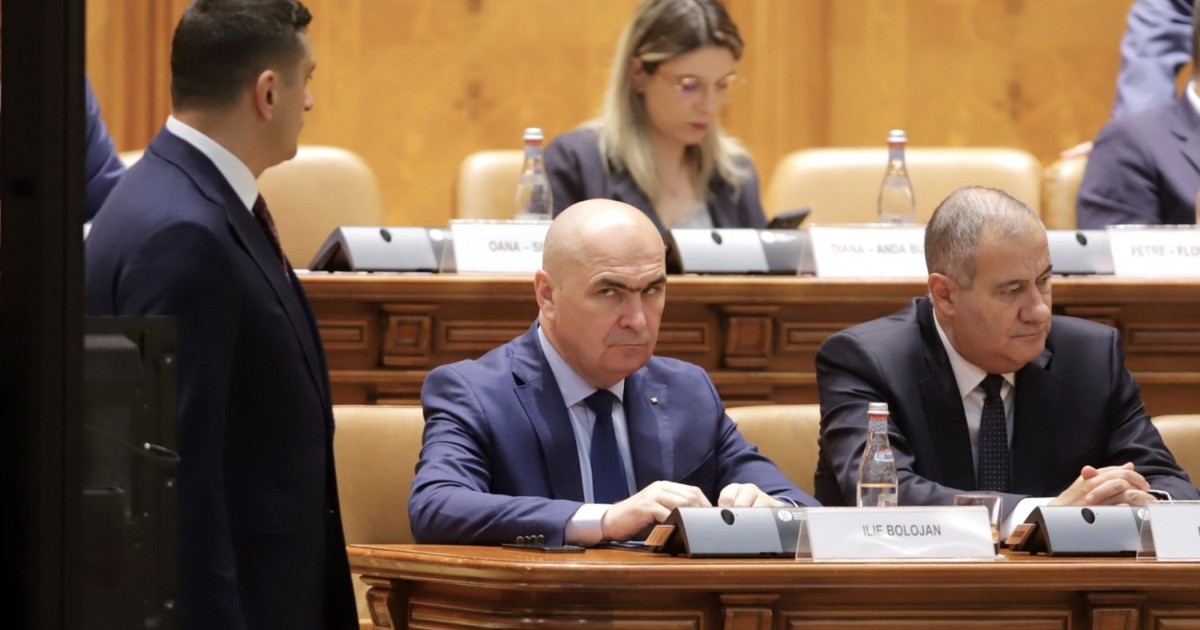 Premierul Ilie Bolojan privind spre George Simion (AUR) la dezbaterile celor 4 moțiuni de cenzură din Parlament