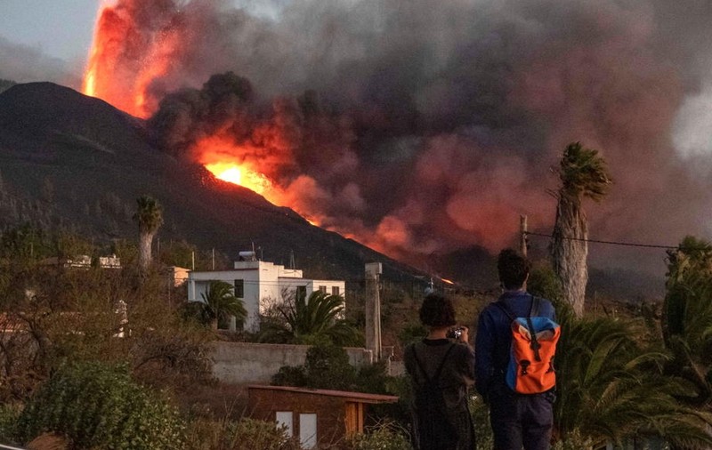Victimele lăsate în urmă după erupția vulcanului din Canare. Câini și pisici, hrănite de două companii cu ajutorul dronelor