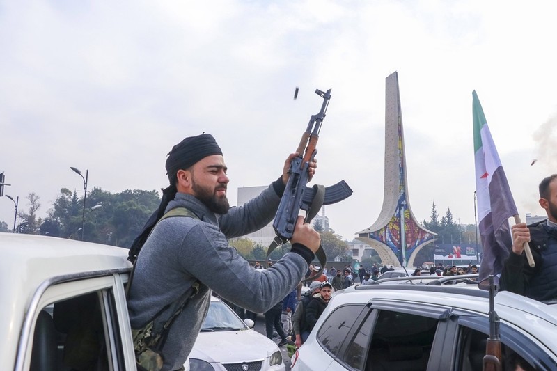Foto: Rebel sirian care sărbătorește cădere regimului al-Assad. Sursa: Profimedia