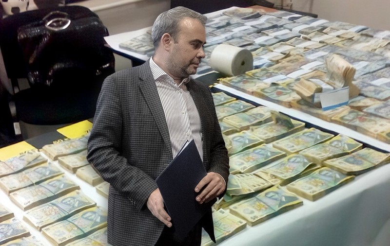 Înalta Curte ține secrete probele din dosarul Vâlcov, după ce Libertatea a publicat fotografia cu cei 1,3 milioane de lei și 90.000 de dolari confiscați la percheziție