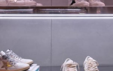 Isterie pe piața de lux din București. Brandul care vinde sneakerşi "murdari" la 700 de euro ajunge şi la noi