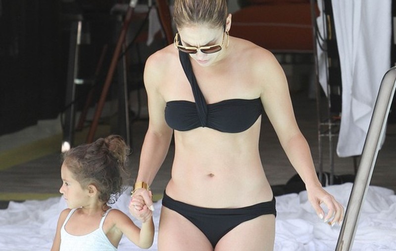 Ce neruşinaţi! Jennifer Lopez se giugiuleşte cu Casper Smart în piscină în faţa copiilor! | FOTO