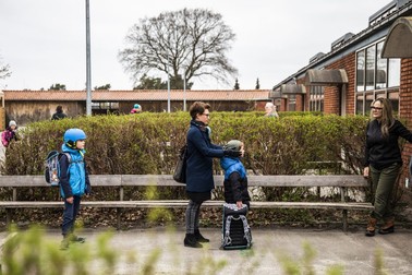 Elevii și părinții stau la coadă pentru a putea fi lăsați în incinta șolii din Lyngby (FOTO: EPA)