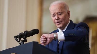 joe biden se uita la ceas