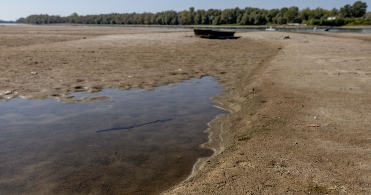 Dunărea secată, o barcă abandonată stă direct pe nisip