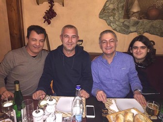 Mogoșeanu, al doilea din dreapta, la o masă cu prietenii