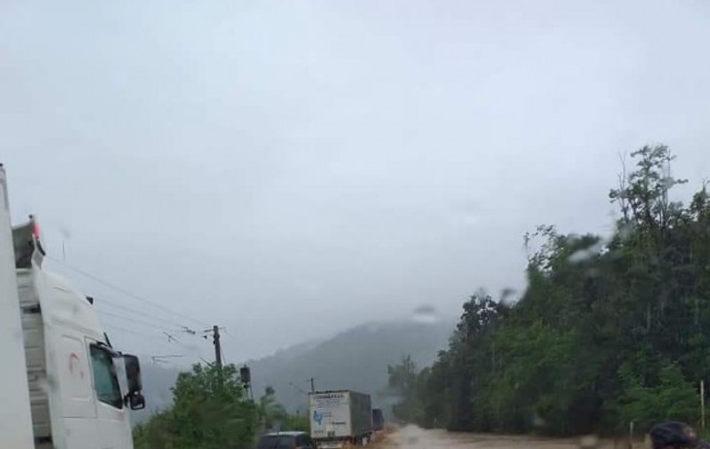 VIDEO / Traficul a fost blocat pe DN 7, la Lipova, din cauza apei care a pătruns pe pe carosabil