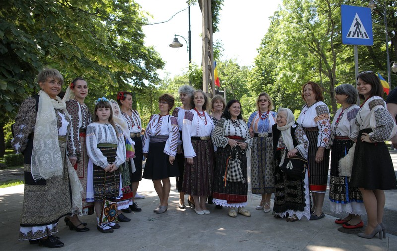 Zeci de oameni au defilat în costume populare, de ziua națională a portului tradițional din România / FOTO