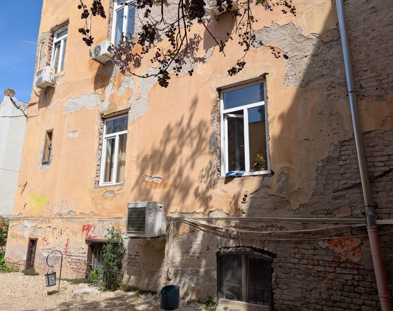 Așa arată România educată. Imagini dezolante într-un liceu din Timișoara. Elevi înghesuiți la subsol, în clase pline de igrasie și mucegai.  „Venim cu măști de protecție ca pe timpul pandemiei de Covid”