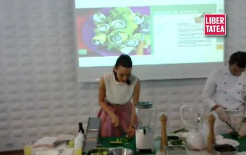 ANDREEA RAICU îţi arată cum să găteşti o SUPĂ DE CASTRAVEŢI. Mama ei a fost COBAIUL, ea a GUSTAT prima şi a dat VERDICTUL