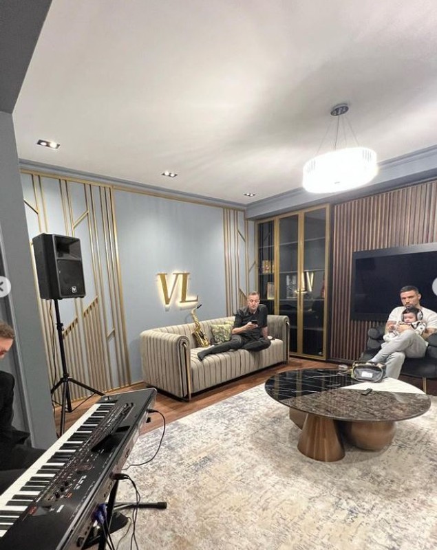 Imagini cu casa în care locuiește Vlăduța Lupău. Mobila a fost făcută la comandă și s-au folosit materiale de lux