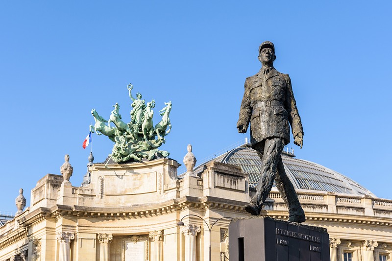 O statuie dedicată lui Charles de Gaulle, realizată de sculptorul francez Jean Cardot, a fost instalată pe bulevardul Champs-Élysées, în fața Marelui Palat, în anul 2000. Foto Shutterstock