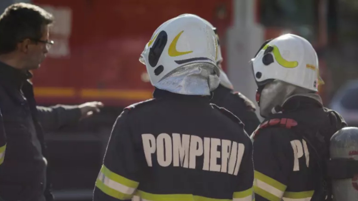 Mai mulți pompieri în echipament