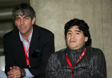 Paolo Rossi, stânga, și Diego Maradona (dreapta) au scris pagini memorabile în istoria fotbalului mondial. FOTO: EPA/DANIEL DAL ZENNARO