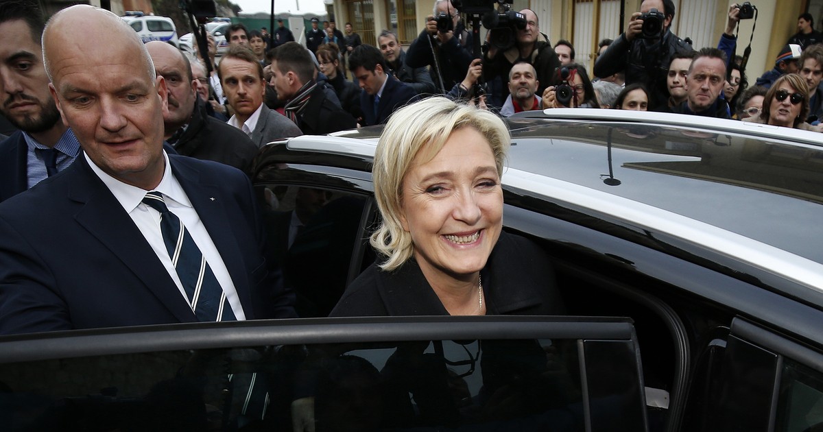 Doi angajați de-ai lui Marine Le Pen, reținuți și audiați de autorități