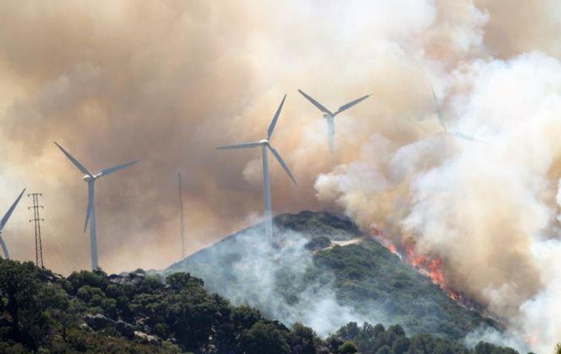 FOTO | Incendii de vegetaţie în Spania. Autoritățile intervin cu avioane și elicoptere de stingere