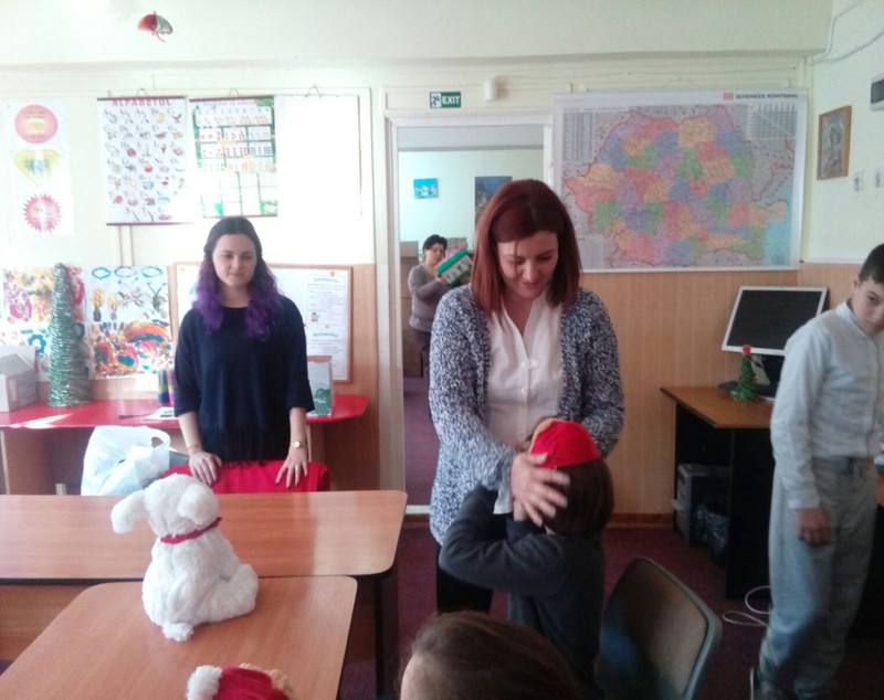 REPORTAJ/Au parte doar uneori de o masă caldă pe zi și îl așteaptă cu înfrigurare pe Moș Crăciun| FOTO