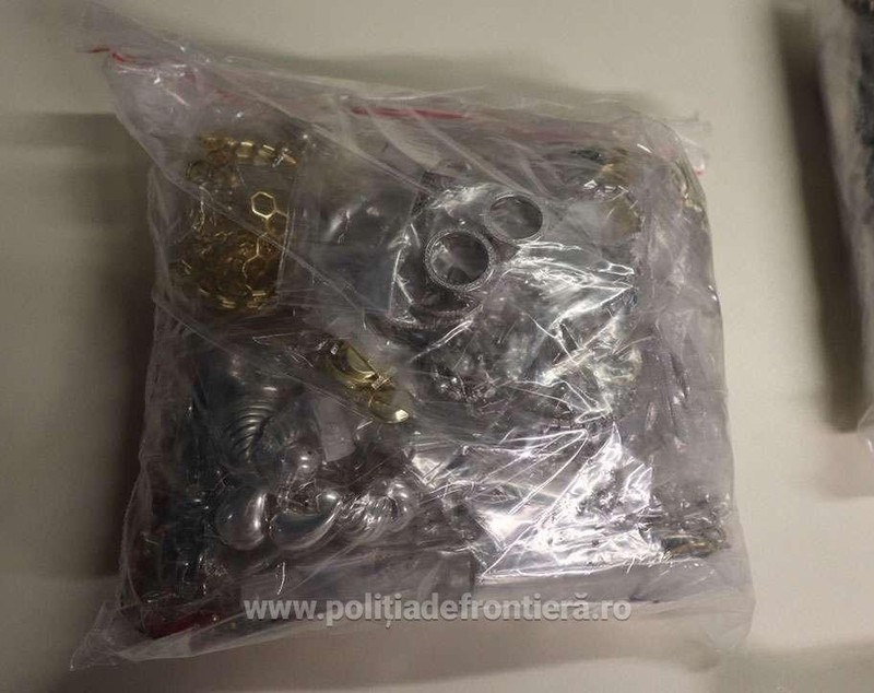 19 kilograme de bijuterii, ascunse în bagajul de mână al unei femei la Aeroportul Otopeni