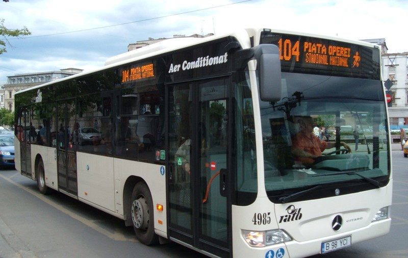 Autobuz al liniei 104, implicat într-un accident auto pe bulevardul Unirii din Capitală. Două persoane au suferit răni ușoare