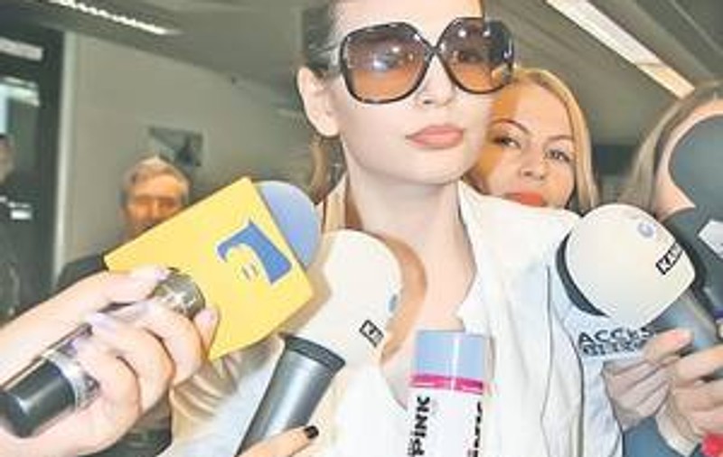 Moni face reclamă unei băuturi energizante?