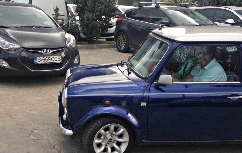 Asta da extravaganță! Un cunoscut muzician a dat Rollys Royce-ul exclusivist pe un Mini Cooper recondiționat!
