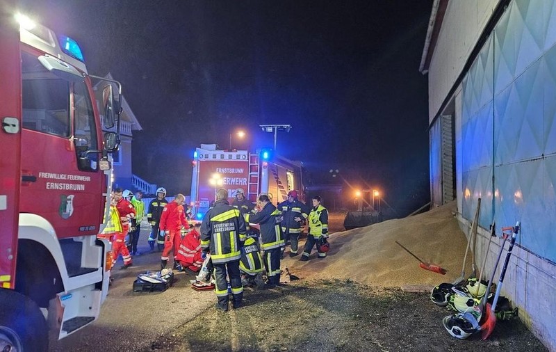 Un român de 21 de ani a murit scufundat în silozul de cereale în care lucra, în Austria