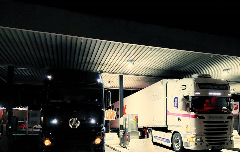 Șofer român de TIR, dat afară de patron, după ce a bătut un șofer de dubă, tot român, ca să-i ia locul de parcare, în Germania