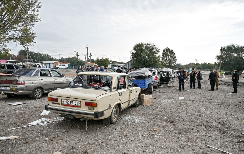 „Tati, mami, unde sunteți?”. Băiețel de trei ani, printre mașinile arse, căutându-și părinții morți după atacul asupra convoiului umanitar, la Zaporojie