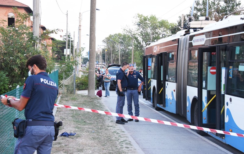 Un refugiat somalez a înjunghiat 5 persoane în Rimini. Printre victime, un copil de 6 ani, care e în stare gravă