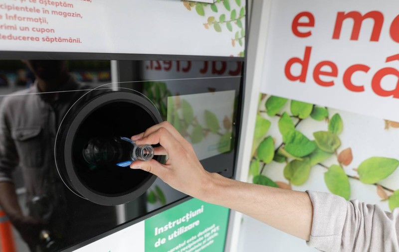 Metodă a la Cluj: aparatele de reciclat, păcălite cu pahare de unică folosință. „Asta este înșelătorie și furt!”