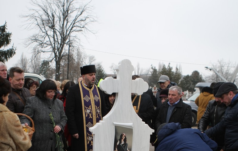 Război și dragoste la 8 ani de la moartea Mădălinei Manole. Pomeni împărțite pentru ”fata cu părul de foc”
