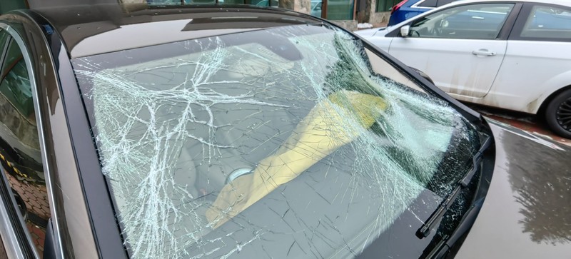 Aşa arăta parbrizul maşinii polițistului, în urma accidentului