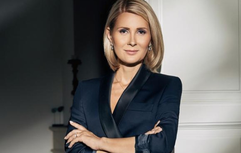 FOTO EXCLUSIV/Sandra Stoicescu bate recordul la realizarea unui make-up profesionist. ”Cursa spre perfecțiune” durează 7 minute!