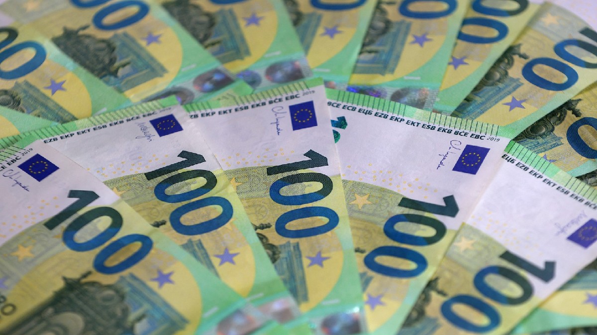 în imagine apar mai multe bancnote de 100 de euro