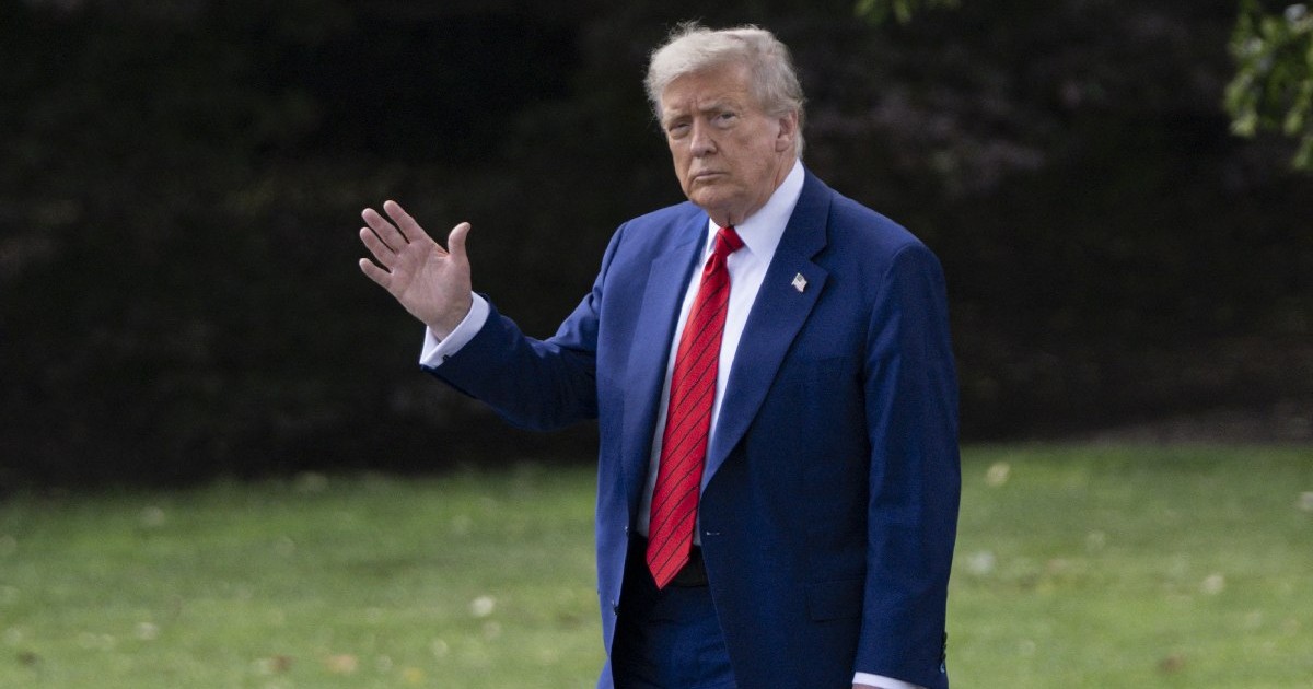 Președintele Statelor Unite, Donald Trump, face cu mână, în timp ce pleacă de la Casa Albă, pe 20 iunie 2025.