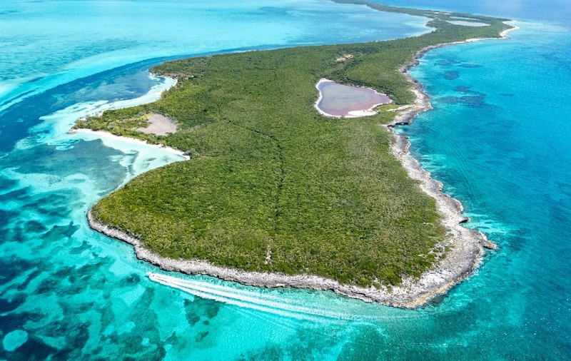 Insula Shakirei din Bahamas se vinde cu 25.000.000 de euro: ape turcoaz și 21 de kilometri de plajă cu nisip