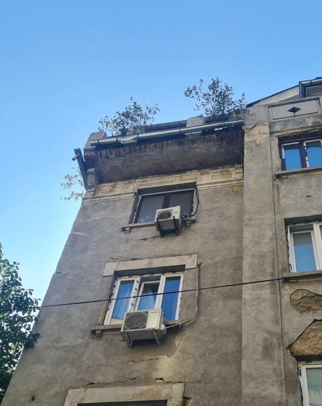 O mașină a fost distrusă în sectorul 1, după ce bucăți dintr-un bloc cu risc seismic au căzut peste ea