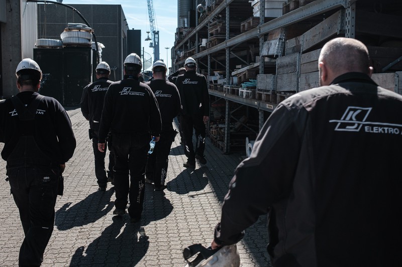 Muncitori români la încheierea programului de muncă. Șantierul naval Karstensens, Skagen, Danemarca