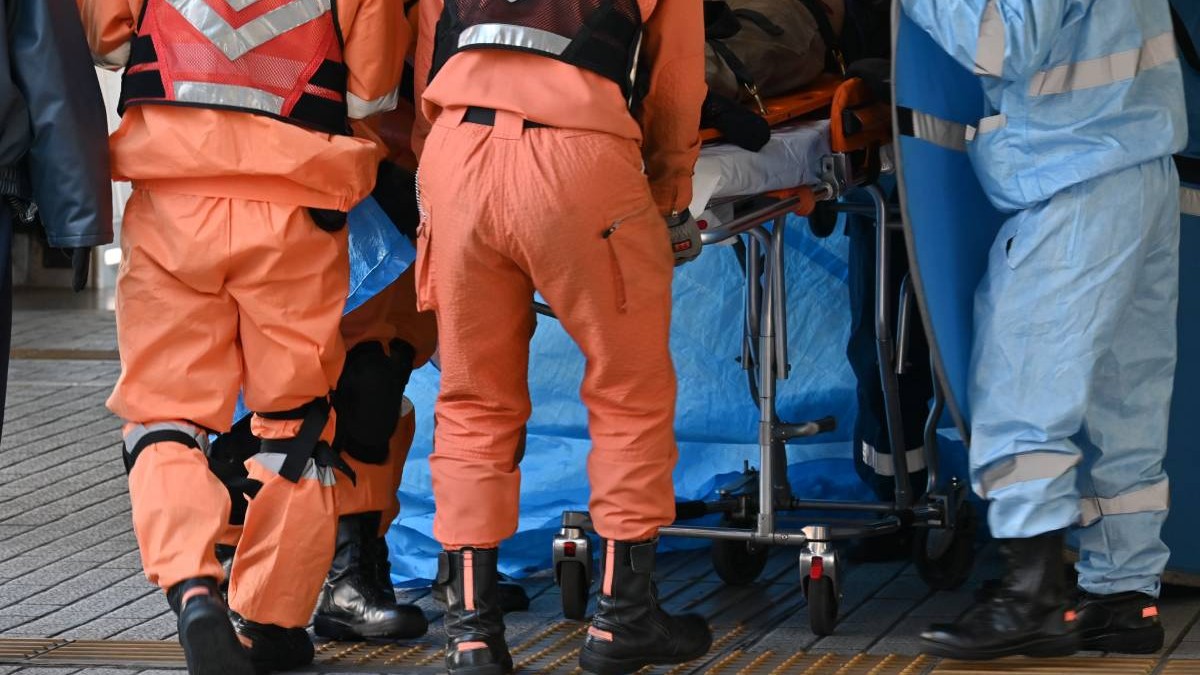 Scenă a transportului unui pacient de urgență cu ambulanța.