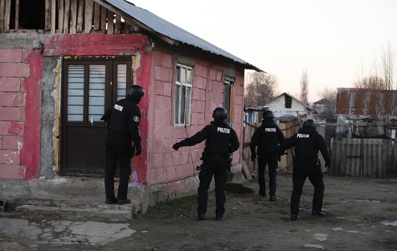 Copii obligaţi să cerşească sau să muncească, 12 ore pe zi, în București, de o grupare de crimă organizată