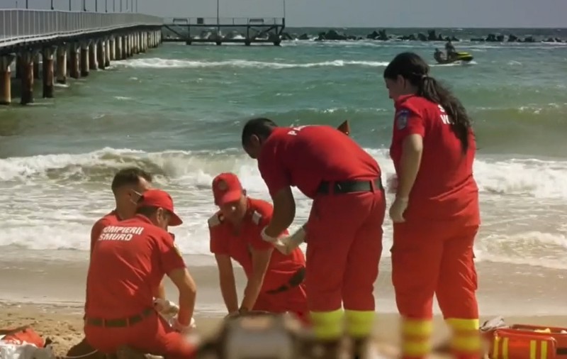 Cei trei bărbați care s-au înecat la Mamaia intraseră în apă ca să salveze o fată de 16 ani. Un salvamar a ajuns la spital