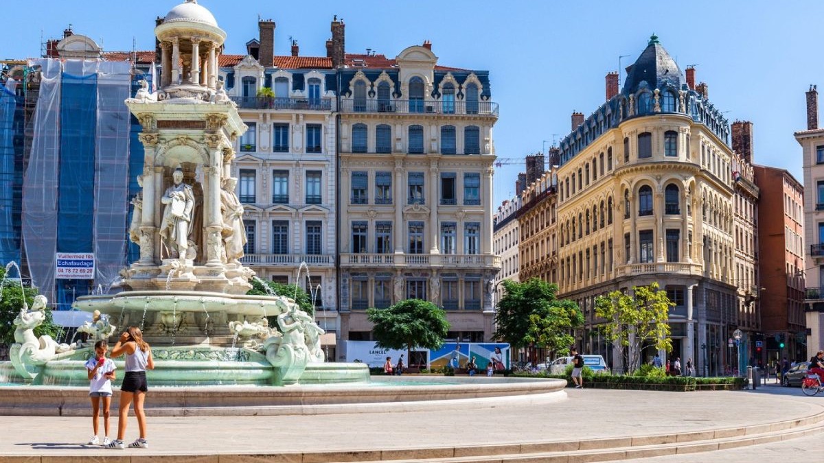 Fântâna din casa lui Jacobin din Lyon, Franța, blocuri, cladiri, vara, doi tusiti langa fantana